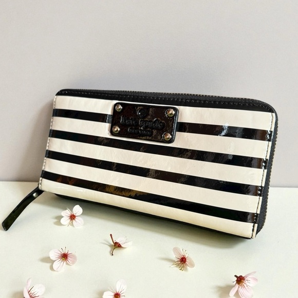 Kate Spade Wellesley Alessa Patent Leather Wallet. Excellent Condition. - Picture 3 of 15